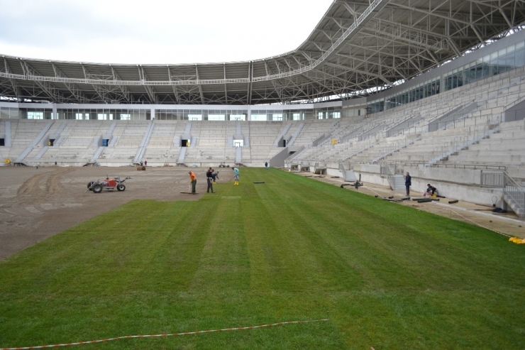 Yeni Ordu Stadı’nın Çimleri Seriliyor