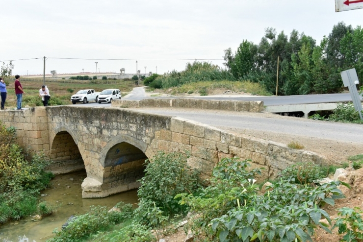 Tarihi Köprüye Asfalt Ve Beton 10 Yıl Önce Dökülmüş