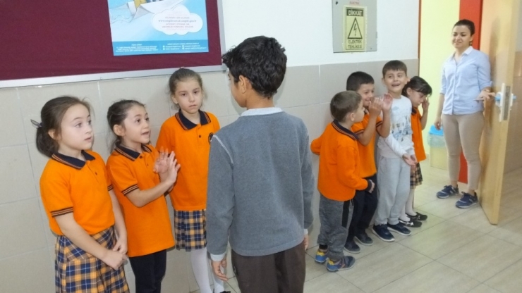 Çocuklar Güle Ağlaya Aşı Oldu