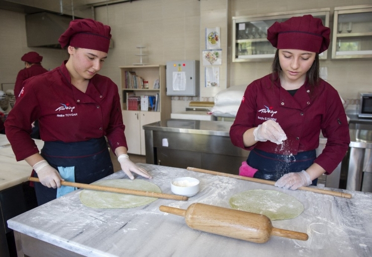 Külliye’nin Mutfağı Öğrencilere Emanet