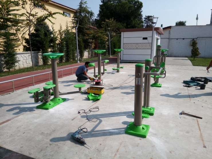 Sağlıklı Yaşam İçin Spor Aletleri Monte Edildi