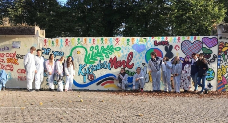 Kuşadalı Gençler, Marl Ve Kuşadası İçin Barış Güvercini Çizdi
