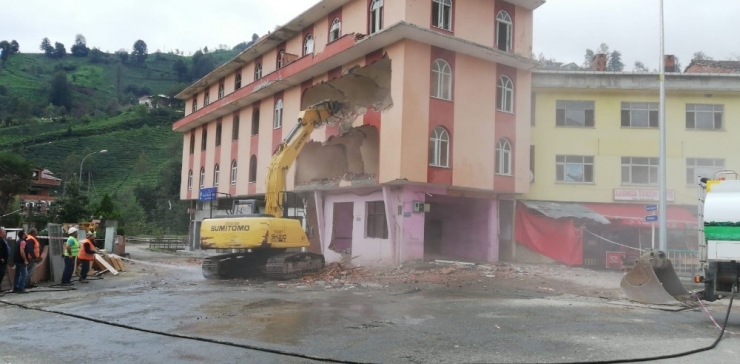 Dere Yatağındaki 7 Katlı Binanın Ardından 4 Katlı Bina Da Yıkılıyor