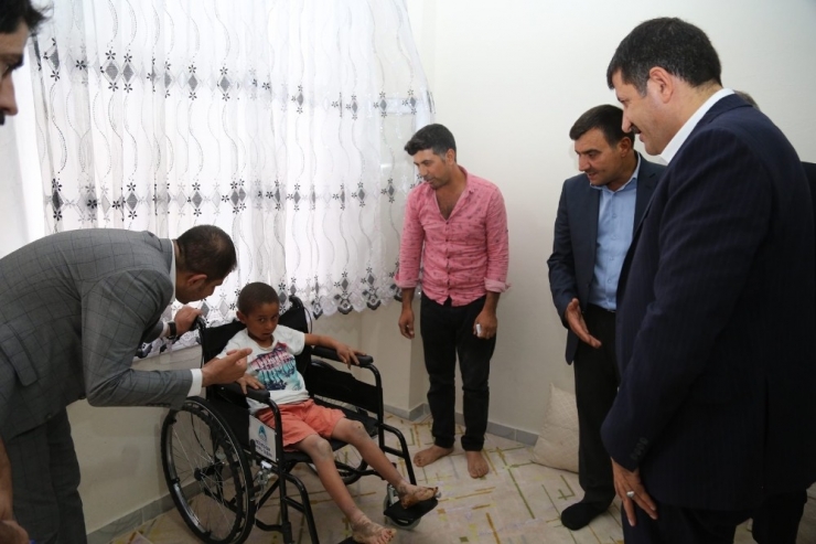 Şanlıurfa’da Hasta Çocuğa Akülü Tekerlekli Sandalye Hediye Edildi