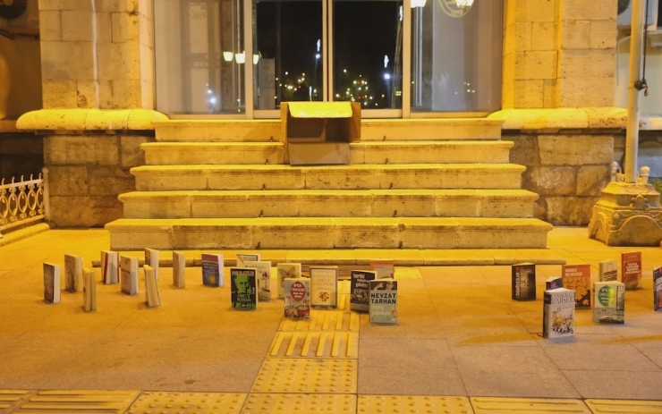 Kitapları Sokaklarda Yürüttüler