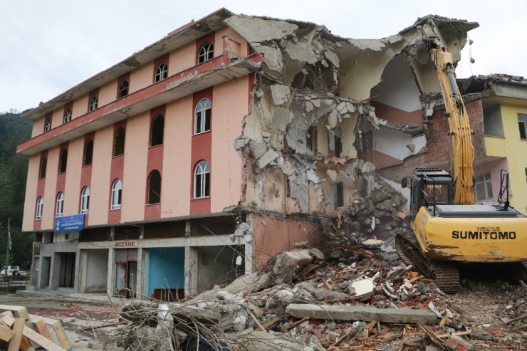 Yaşayan İnsan Hazinesi Osman Efendioğlu’nun İsmi Verilen Kütüphane De 4 Katlı Bina İle Yıkıldı