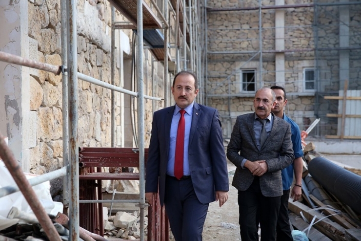Vali Pehlivan Tarihi Askeri Binada Yürütülen Restorasyon Çalışmalarını İnceledi