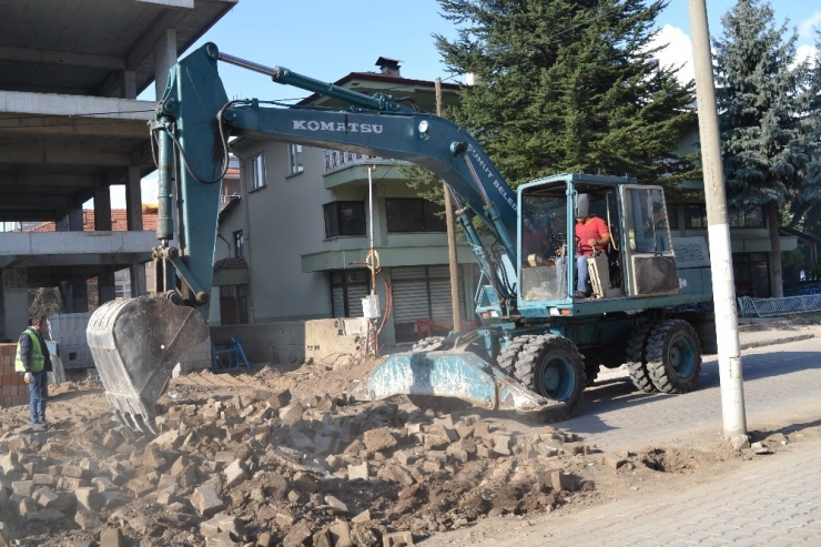 Şuhut’ta Sıcak Asfalt İçin Yol Yapım Çalışmaları Devam Ediyorun