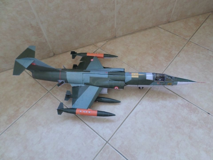 Kağıttan Savaş Uçakları Görenleri Şaşırtıyor