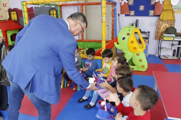 Kızılay’ın Gönderdiği 70 Çift Ayakkabı Öğrencilere Dağıtıldı