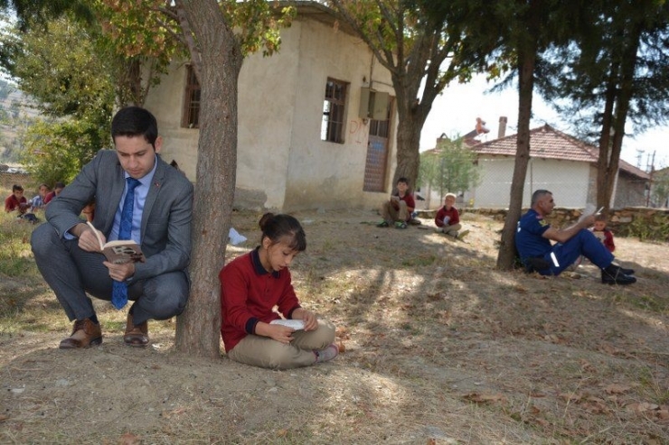 Kaymakam İrdelp Öğrencilerle Kitap Okudu