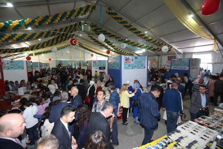 1 Milyon Kitabın Yer Aldığı Fuara Yoğun İlgi
