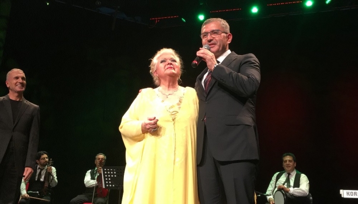 Neşe Karaböcek’ten Nostalji Gecesi