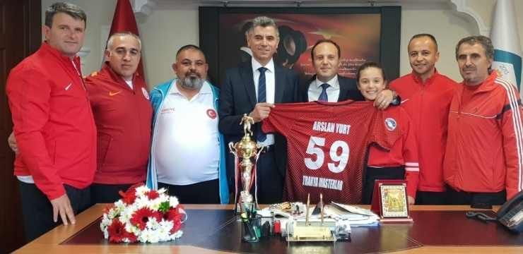 Dünya Veteranlar Şampiyonası’nın En Değerli Oyuncusu Ödülü Tekirdağ’a