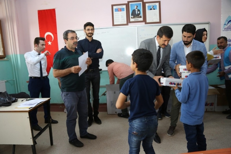 Eyyübiye’de Öğrencilere Ayakkabı Dağıtıldı