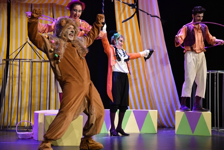 Çocuklar ’Şarlo Sirkte’ Oyunu İle Eğlendi