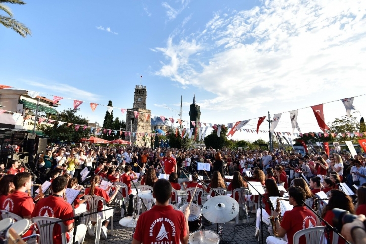 Festival Coşkusu Kale Kapısı’nda