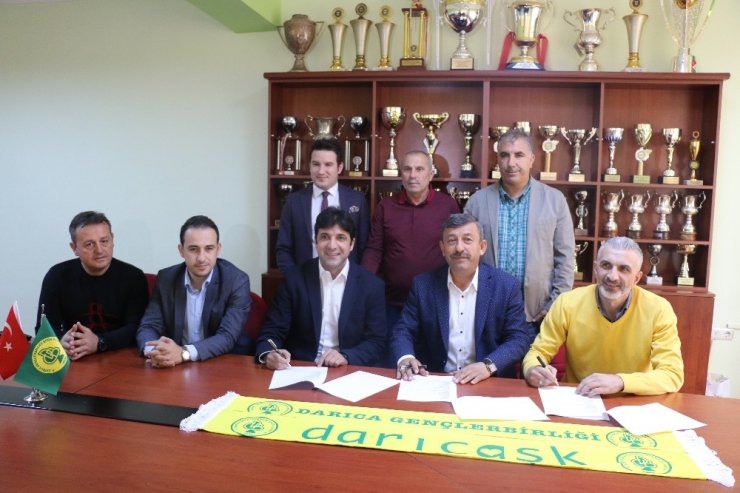 Oktay Derelioğlu, Darıca Gençlerbirliği’ne İmza Attı