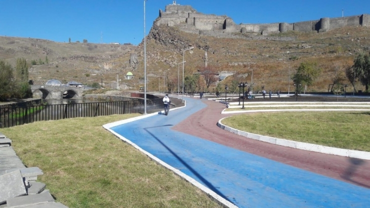 Kars’ta Parklar Haşerelere Karşı İlaçlandı