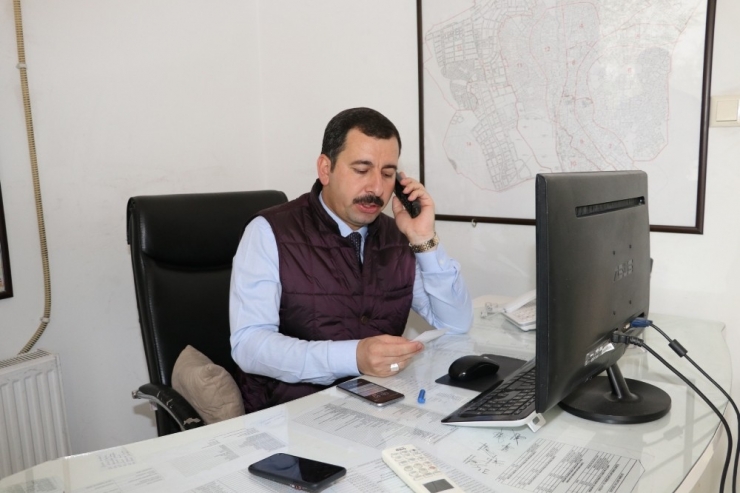 Baydilli Beyaz Masada Gelen Telefonları Cevapladı