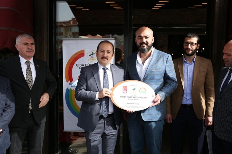 Bayburt’ta İşletmelere ‘Örnek Esnaf’ Belgesi Verildi