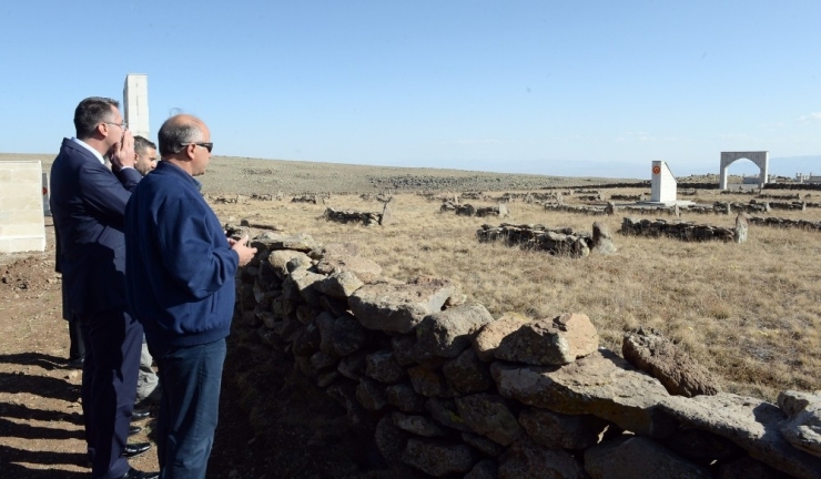 Vali Azizoğlu: “Şehitler Tepesi Boş Değil”