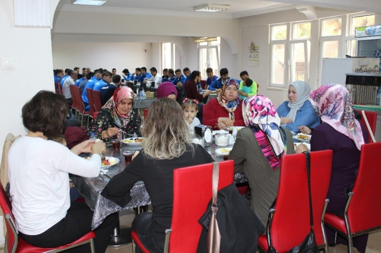 Karabükspor’da Futbolcular Aileleriyle ’Birlik Beraberlik Kahvaltısı’ Yaptı