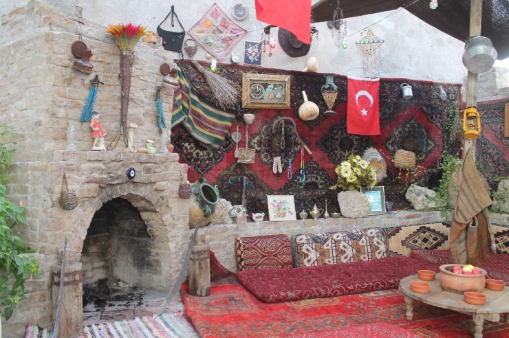 Çöpten Bulduğu Malzemelerle Süs Havuzlu Şömineli Bahçe Yaptı