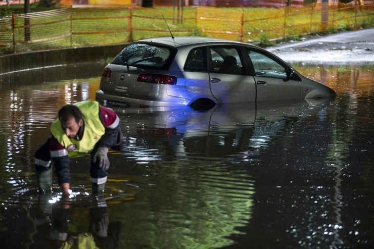 Roma’da Dolu Fırtınası Hayatı Felç Etti