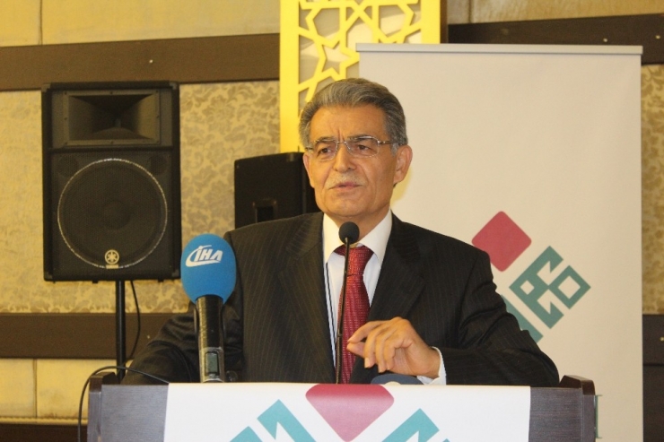 Yazar Cengiz Aytmatov Panellerle Anılıyor