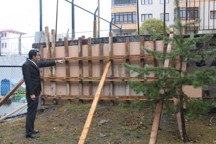 Yıkılan Bahçe Duvarı Yeniden Yaptırıldı