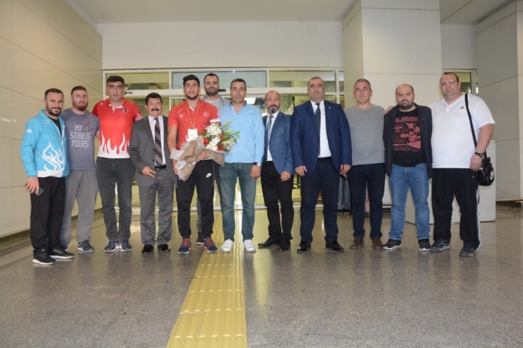 Manisa Büyükşehir’in Gururu Şişmanlar Coşkuyla Karşılandı