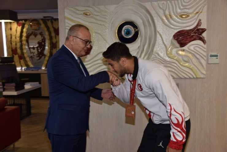 Başkan Ergün Dünya 3’üncüsü Mert Şişmanlar’ı Ağırladı