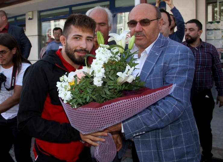 Dünya 3.’sü Süleyman Atlı Memleketinde Coşkuyla Karşılandı