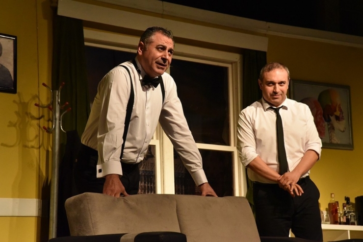 Manisalılar ‘Kaç Baba Kaç’ Oyunuyla Güldü