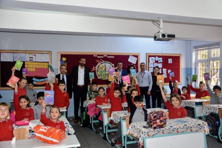 Sağlık Sen’den Öğrencilere Kitap Desteği