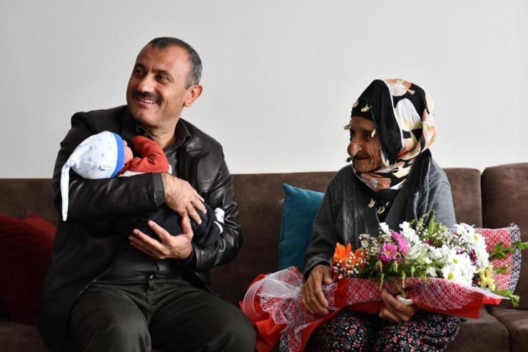 Vali Sonel’den Cumhuriyetle Yaşıt Nine Ve Dedelere Anlamlı Ziyaret