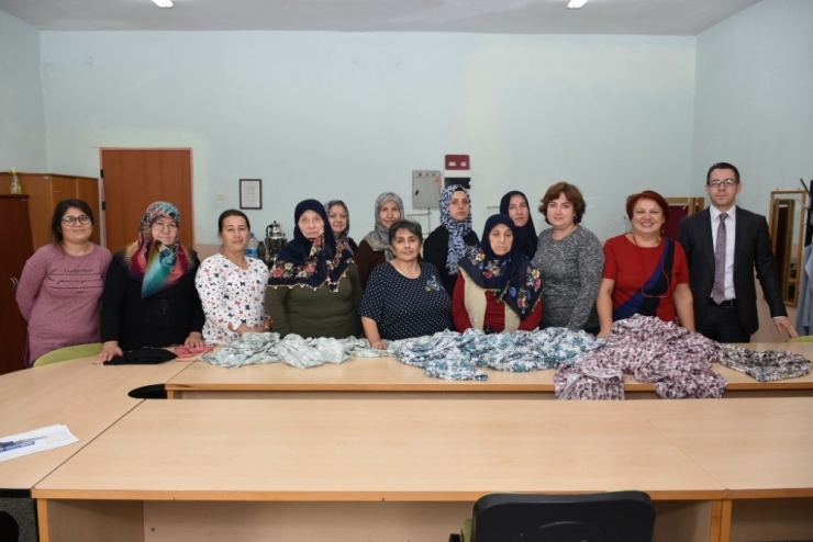 Kadınlar Kendi Şalvarlarını Kendileri Dikiyor