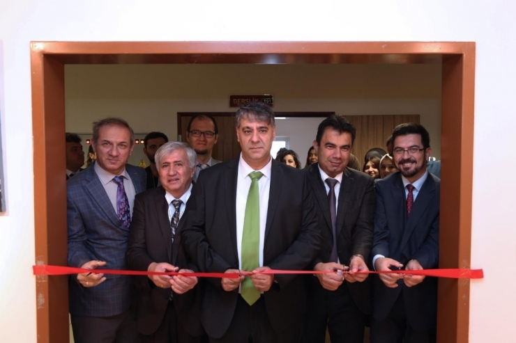 Kbü’de İki Ayrı Sergi Sanatseverlerin Beğenisine Sunuldu.