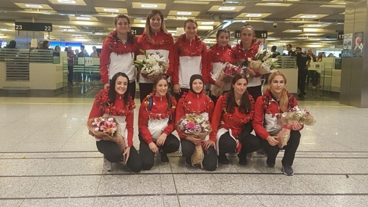 Kadın Güreş Milli Takımı, Türkiye’ye Döndü
