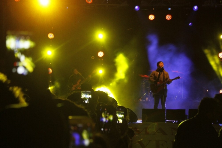 Emre Aydın’dan 3 Derecede Montlu Konser