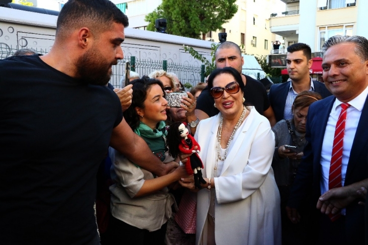 Türk Sinemasının ‘Sultanı’ Türkan Şoray’ı Ağlatan Açılış