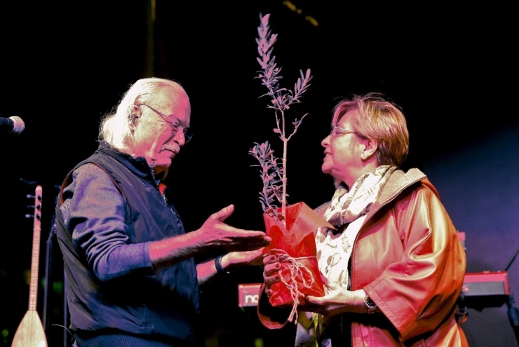 Konak’ta Cumhuriyet Coşkusu Şölene Dönüştü