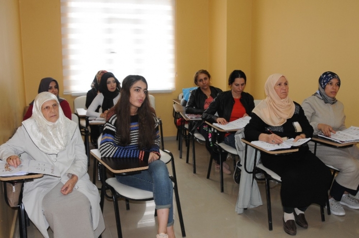 Oğluna Mektup Yazmak İçin 70 Yaşında Okuma Yazma Öğrendi