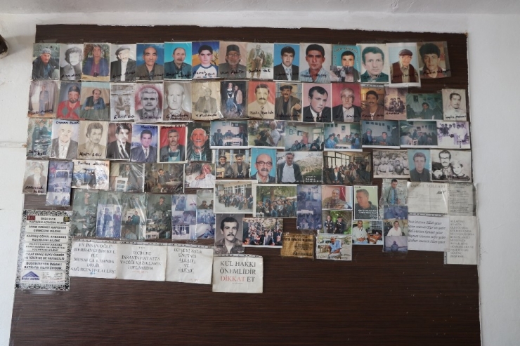 Ölen Köylülerin Fotoğraflarını Kahvehanede Sergiliyor