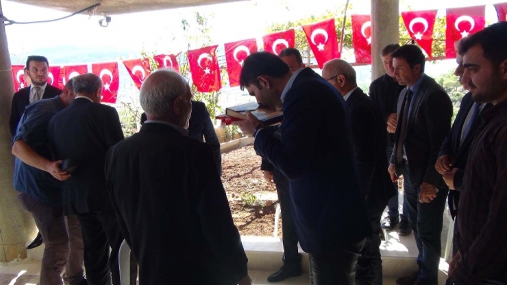 Bakan Kurum Şehidin Babasına Türk Bayrağı Ve Kur’an-ı Kerim Hediye Etti