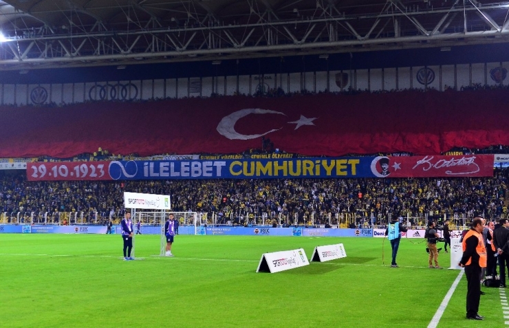 Fenerbahçeli Futbolcular Cumhuriyet Bayramı’nı Kutladı