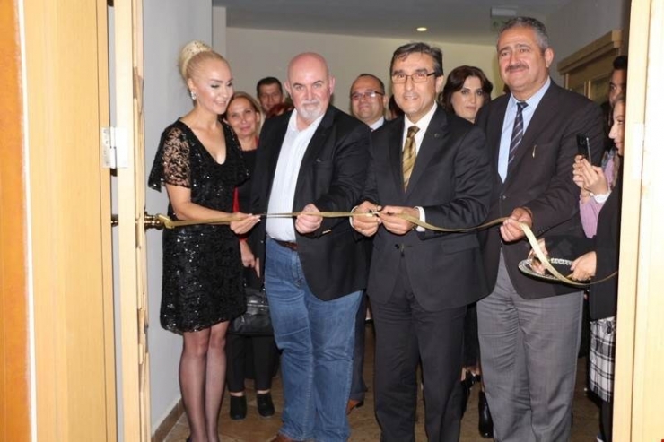 Kuşadası’nda Ortaokul Öğrencilerinden Resim Sergisi