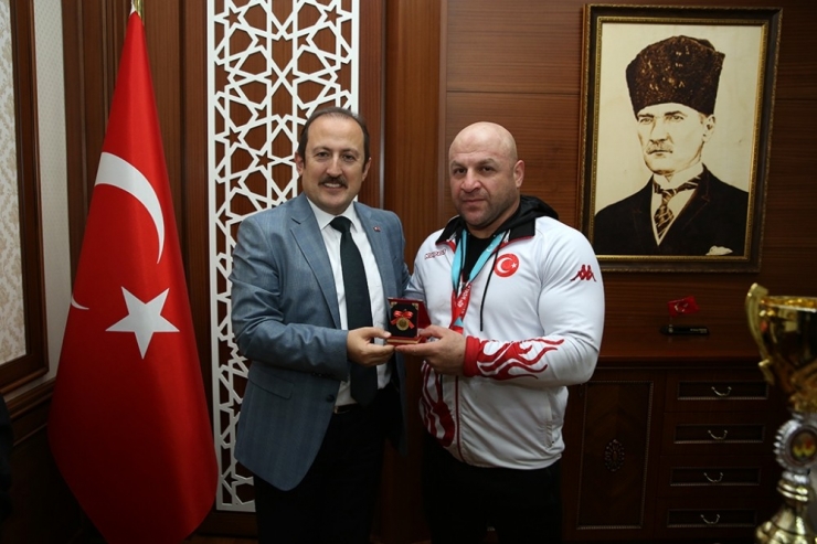 Bilek Güreşi Dünya Şampiyonu Başaran, Vali Pehlivan’ı Ziyaret Etti