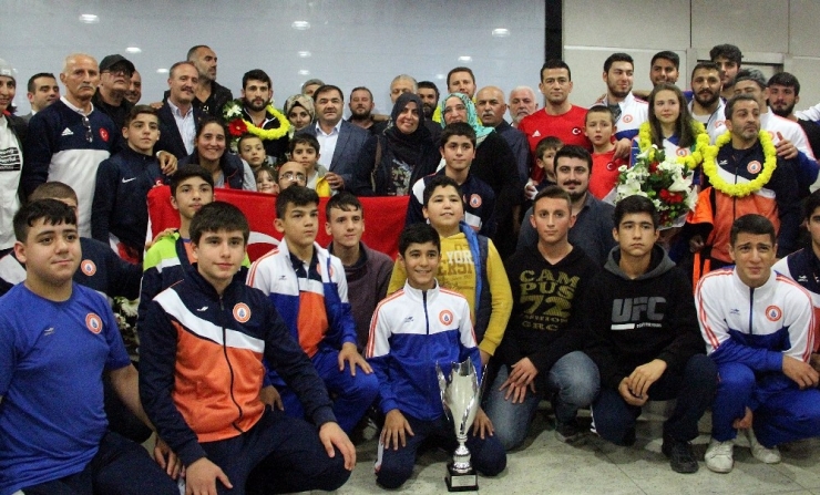 Güreş Milli Takımı İstanbul’a Geldi